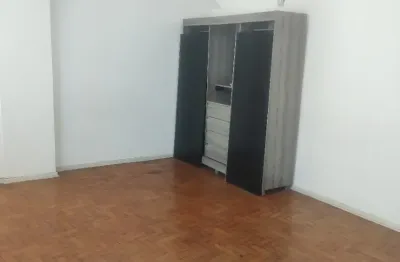 Lindo e amplo kitnet frente a praia gonzaguinha . local privilegiado,proximo a verias escolas,farmacias,centro comercial. elevadores e portaria 24 hs