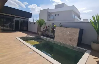 Casa térrea com 3 suítes e piscina condomínio evidencias