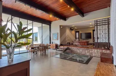 Casa condomínio com 4 suítes, garagem coberta para 3 autos e linda adega