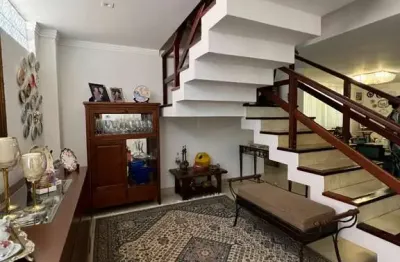 Casa em condomínio fechado com 04 dormitórios em coqueiros.
