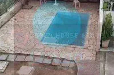 Ocean vende: casa com 2 pavimentos e suíte desintegrada localizada ao fundo do imóvel piscina