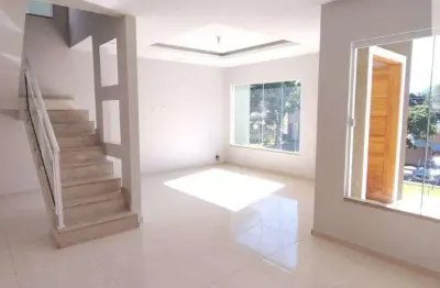 Ocean vende:  maricá, condomínio, casa 4 quartos(1suíte), sacada, armários, próximo ao centro.