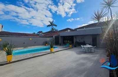Casa mobiliada , com 5 quartos, piscina e a 2 quadras da praia