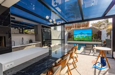 Luxo beira-mar triplex completamente mobiliado e decorado com piscina