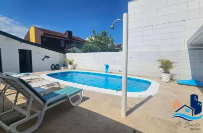 Casa luxuosa com piscina e espaço gourmet a poucos metros do mar.