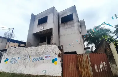 Casa tríplex no bairro caladinho de baixo, em coronel fabriciano!