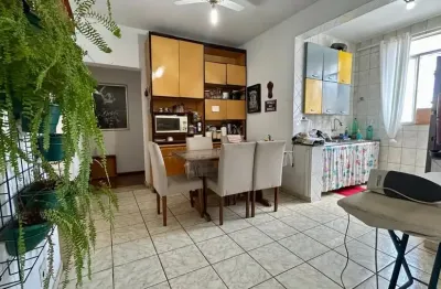 Apartamento espaçoso e bem localizado na ilha, oportunidade imperdível!