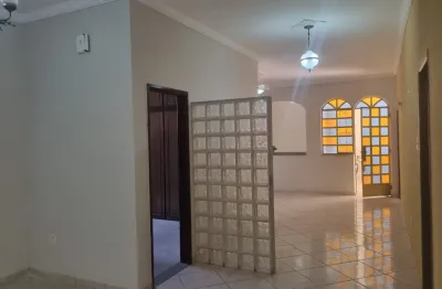Aluga-se casa ampla no centro de governador valadares!