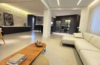 Apartamento alto padrão no centro, 1 suíte + 2 quartos, 3 vagas