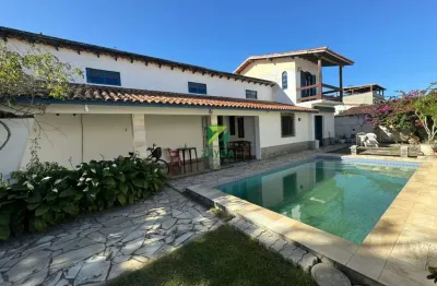 Casa com piscina e 03 quartos, no centro de barra de são joão.