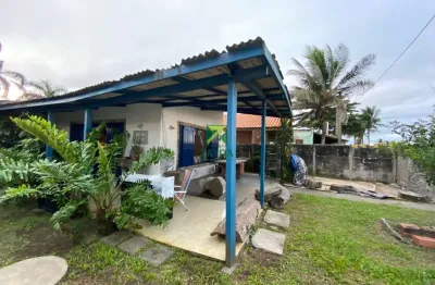 Casa á beira mar de esquina, 02 quartos, quintal, com 348m² de terreno à venda em barra de são joão.