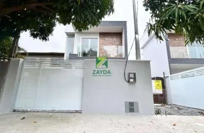 Casa à venda com 2 suítes, sala ampla, lavabo, cozinha americana, quintal independente, em extensão serramar, rio das ostras - rj, 82,00m²