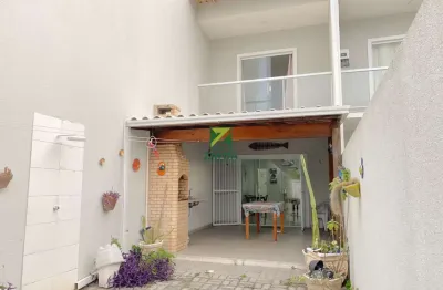 Casa à venda em barra de são joão - peixe dourado ll: 2 quartos, 2 suítes, área gourmet e próxima à praia!