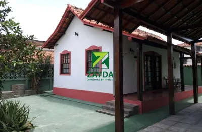 Casa térrea com quintal para locação no centro de barra de são joão: 02 quartos, cozinha independente, 02 banheiros sociais, varanda, garagem coberta.