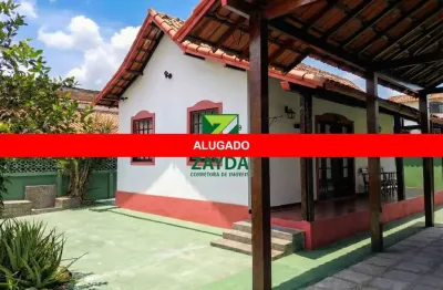 Casa térrea com quintal para locação no centro de barra de são joão: 02 quartos, cozinha independente, 02 banheiros sociais, varanda, garagem coberta.