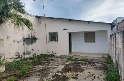 Casa no cruzeiro do sul com 2 quartos + barracão com 2 quartos
