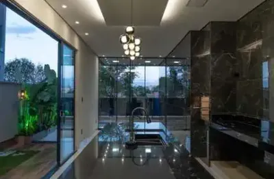Casa térrea em condominio fechado com 3 suítes plenas + banheiro externo