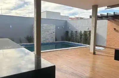 Casa de alto padrão com 3 quartos sendo 1 suíte com área total de 420m².