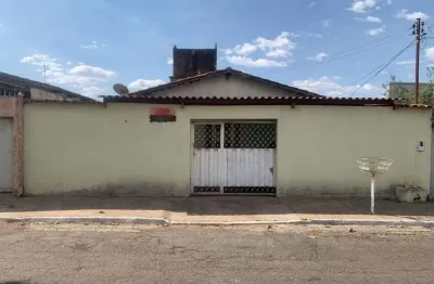 Casa à venda no setor são josé composta por 6q, banheiro 3, ao lado de campinas!