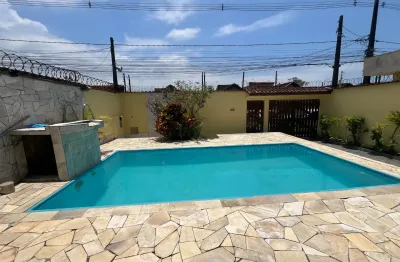 Casa térrea com 3 quartos e piscina com cascata em itanhaém sp