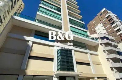 Apartamento amplo com 3 suítes a 150m da praia no coração da meia praia.