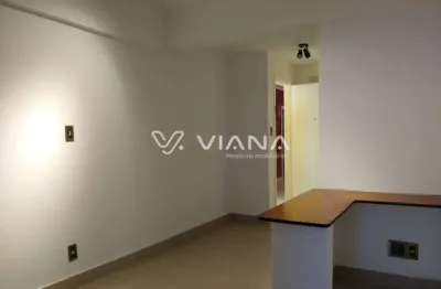 Excelente localização. andar superior, face norte com vista aberta e totalmente reformada com piso e