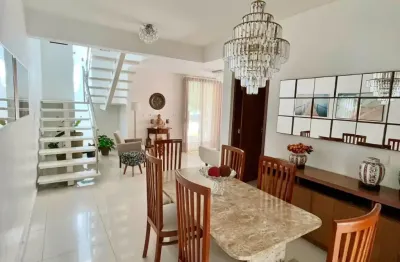 Casa de dois andares, 04 suítes, 246m2, lavabo,varanda,