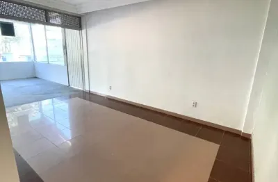 Casa de dois andares, cozinha,lavabo, banheiro social, 02 varandas extensas