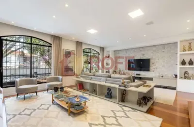 Casa reformada de 306m² com 4 dormitórios e 2 vagas, mobiliada