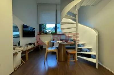 Studio novo reformado com quarto no mezanino e pé direito de 3,70m