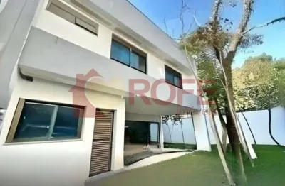 Casa em condomínio fechado com jardim privativo e rooftop, 4 suítes, 4 vagas, à venda, 689 m²