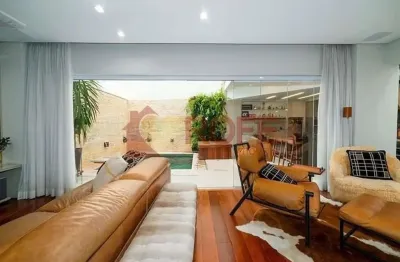 Casa de condomínio com 289m², 03 suítes e 03 vagas de garagem, piscina privativa