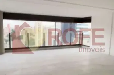 Padrão elevado recém-construído pronto para morar espaçoso