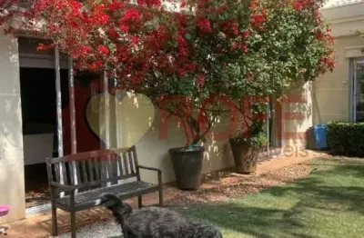 Casa de 1.000m2 de terreno e 667m2 de area construída, com piscina, quadra de futebol, 8 vagas de ga