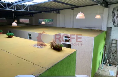 Casa/galpão com 10 dormitórios, 3 banheiros, espaço bem grande e ótimo localizado