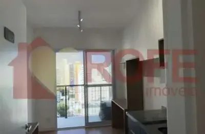 Charmoso studio de 24m², com varanda, armários embutidos, piso novo e suíte.