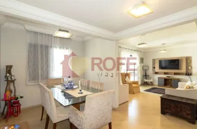 Trata-se de um apartamento no condomínio prince de lyon em moema