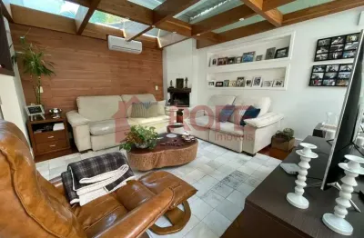 270m² 4 quartos 3 suítes 3 vagas casa no fundo do condomínio extremamente privativa e de bom gosto