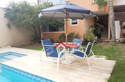 Casa duplex composta de 5 suítes, com área de lazer, churrasqueira, piscina e jacuzzi