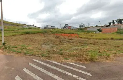 Terreno de esquina com 348m² topografia plana pronto para construir!