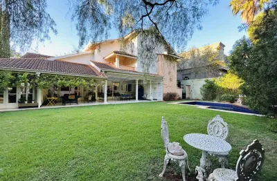 Casa sobrado de 435m² com 03 suítes à venda em condomínio - jardim olhos d`água