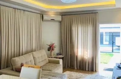 Casa alto padrão mobiliada com suíte master com hidromassagem, 3 vagas de garagem e área de festas