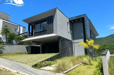 Maravilhosa residência em condomínio fechado, ótima localização em balneário camboriú.