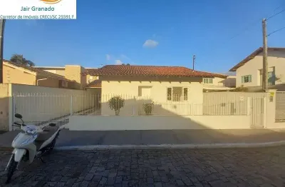 Linda casa no centro de camboriú amplo terreno 12x25m 3 vagas de garagem