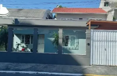 Linda casa com dois andares em camboriú no bairro tabuleiro