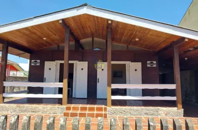 Residencia bem localizada a 100 metros da praia central para locação diária de temporada.