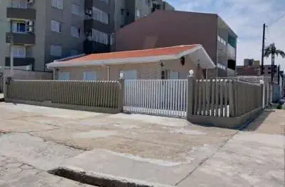 Casa de esquina com wifi para locação de temporada a 100 metros da praia