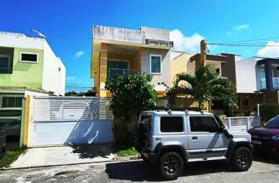 Bem localizada com 3 suítes, piscina privativa e energia solar.