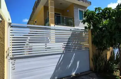 Bem localizada com 3 suítes, piscina privativa e energia solar.