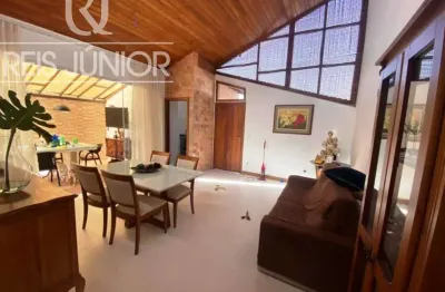 Casa térrea com  2 suítes e estrutura de lazer e segurança.